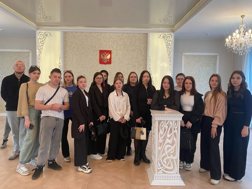 Экскурсия для будущих юристов и предпринимателей прошла в Городском отделе ЗАГС Читы